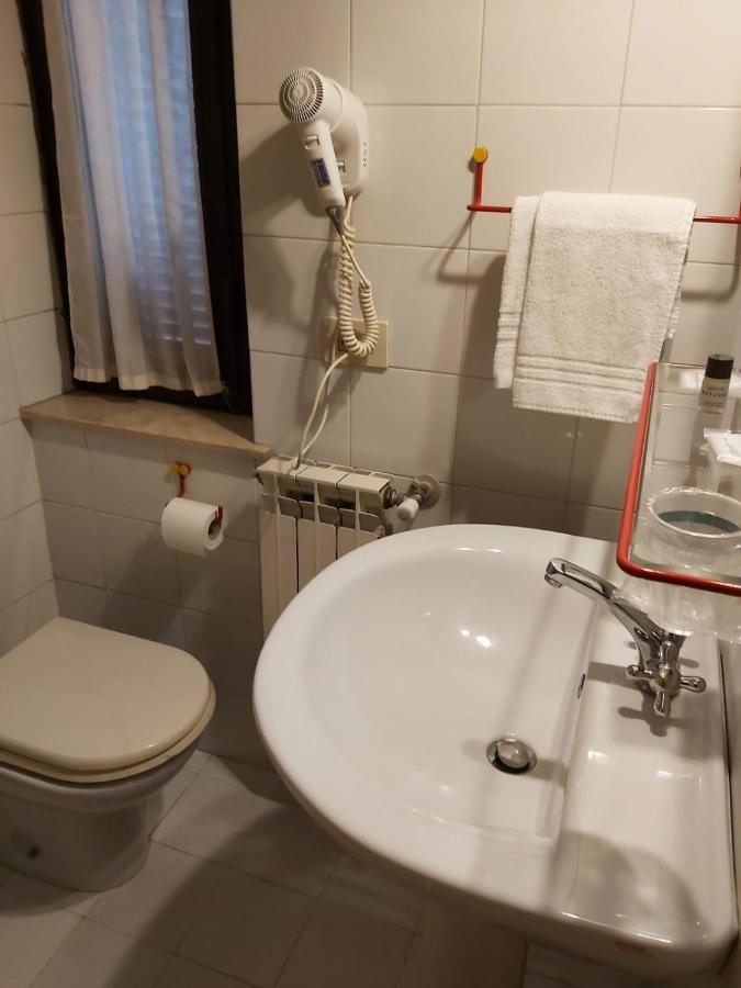 Hotel Centrale Chiusi Esterno foto