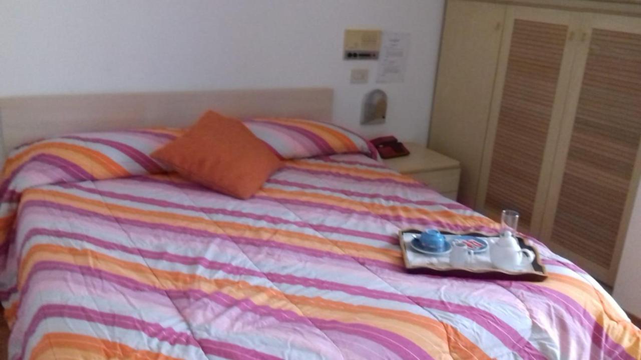 Hotel Centrale Chiusi Esterno foto