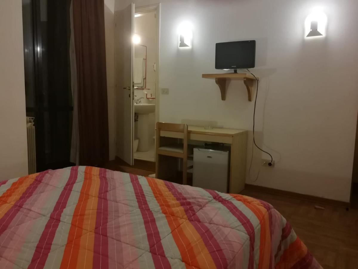 Hotel Centrale Chiusi Esterno foto
