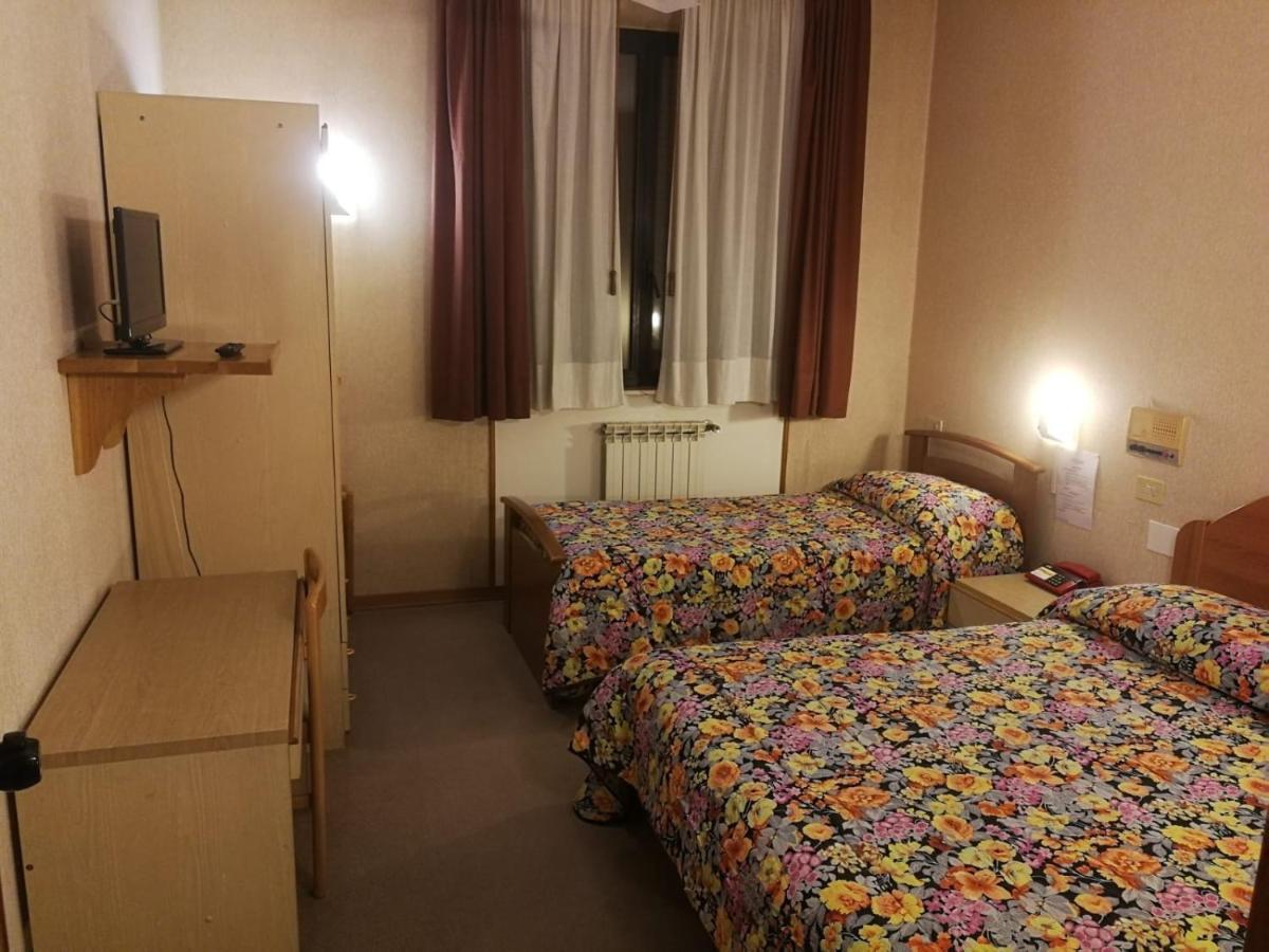 Hotel Centrale Chiusi Esterno foto