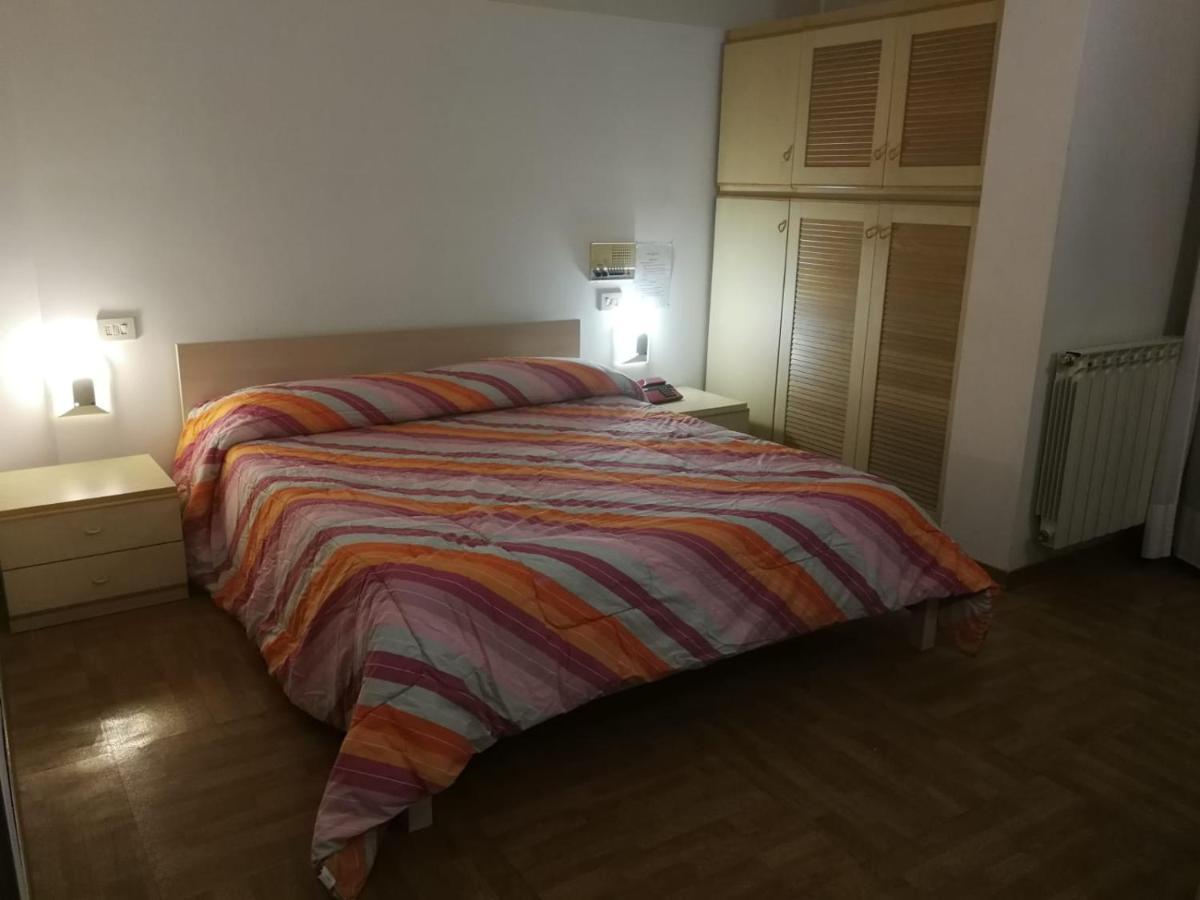 Hotel Centrale Chiusi Esterno foto